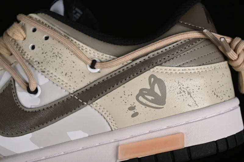 All Categories Nk SB Dunk Series Nk SB Dunk Low Low-top sneakers Nk Dunk Low Panda Prank Summer Theme Love Khaki Pudding Milk Tea SB Strappy Low-top Casual Shoes CW1590-100